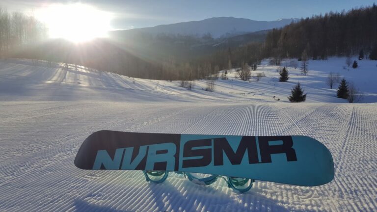 Read more about the article Jak wybrać pierwsze narty lub pierwszy snowboard? Kompletny przewodnik dla początkujących